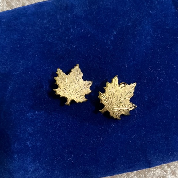 Vintage Jewelry - Vintage gold tone fall leaf clip on earrings